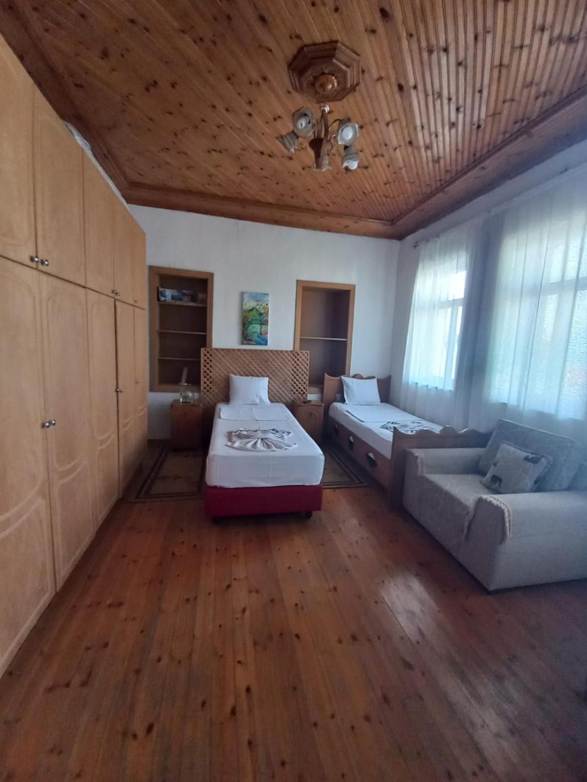 Miziriguesthouse จีโรคาสเตอร์ ภายนอก รูปภาพ